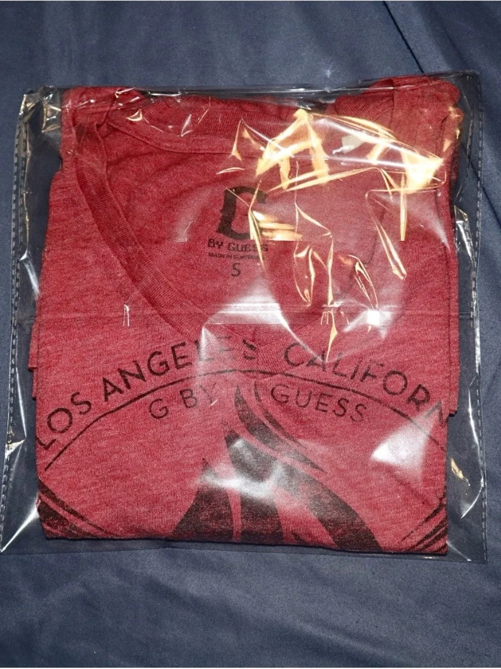 Guess Men's Heathered Red V-Neck La Fuerza Graphic Tee - Picture 6 of 6
